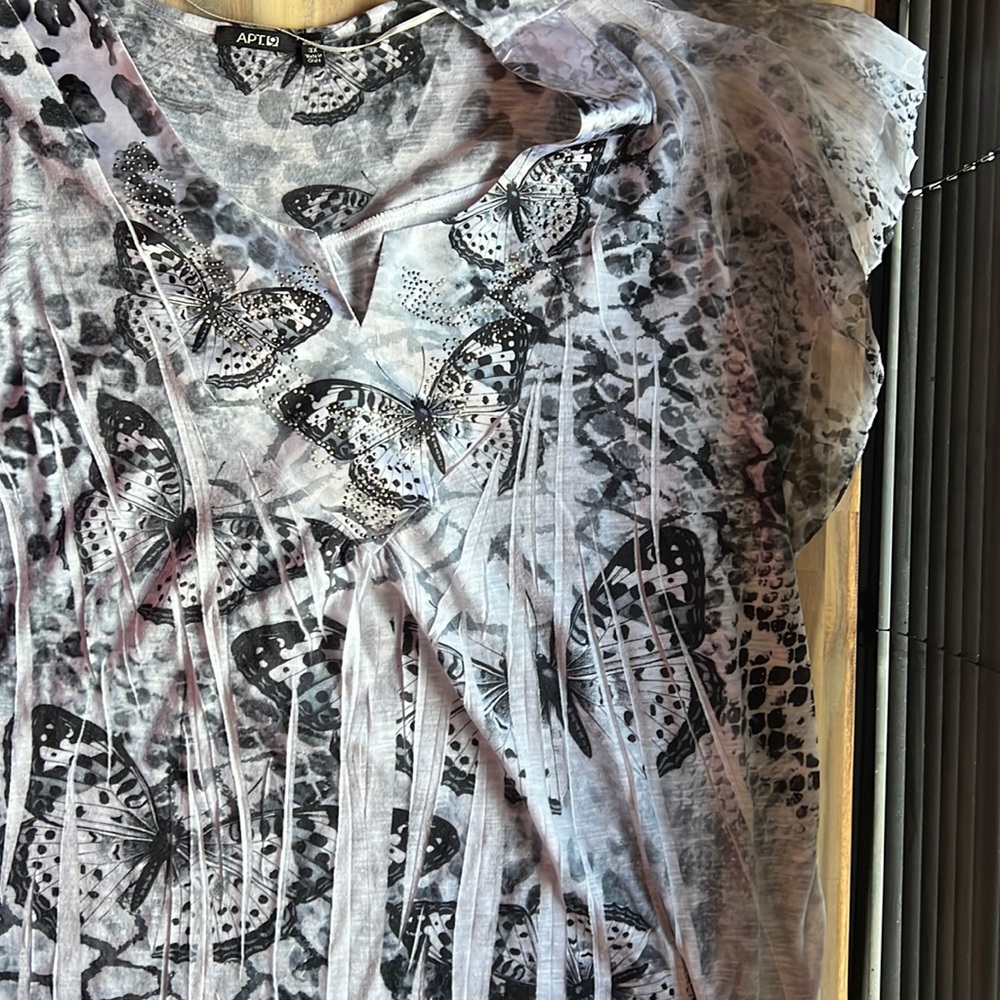 Apt 9 black and white shirt